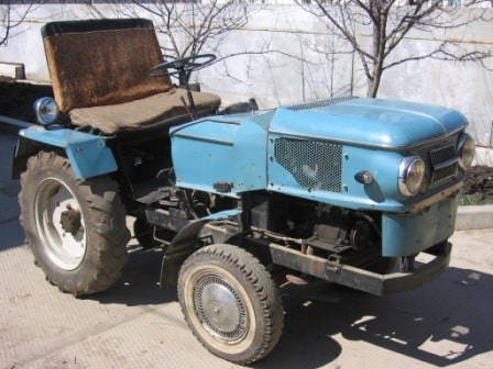 Житель кантемировского хутора Хрещатый смастерил мини-трактор из старой легковушки